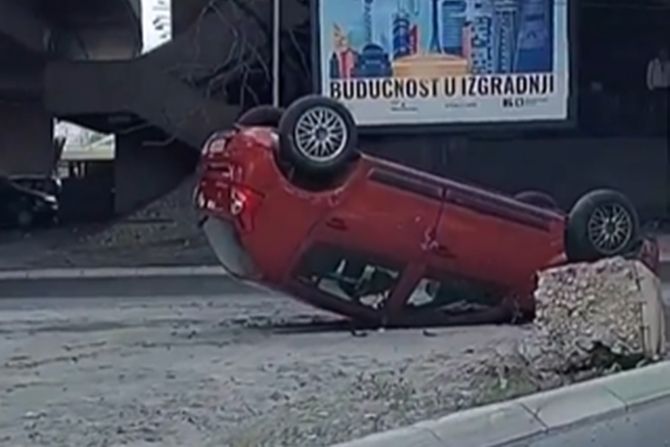 Prevrnut auto Prevrnut auto