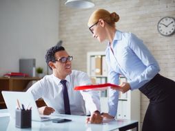 Flert na poslu, sekretarica, sef, kolega, kolege, mobiing, afera, secretary flirting Boss, colleague