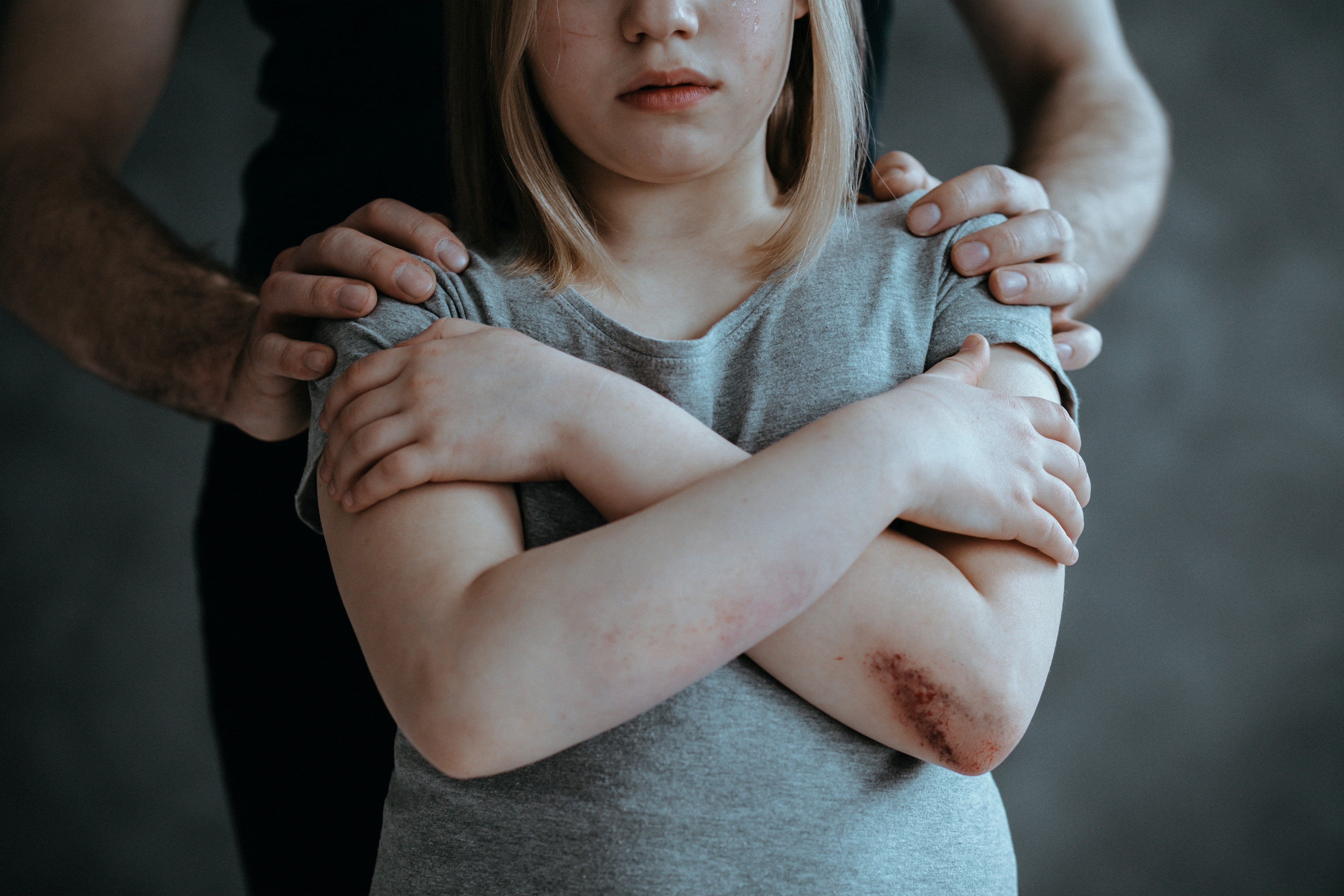 Deda godinu dana silovao unuku (9), policija potom otkrila još veći užas! Horor u komšiluku
