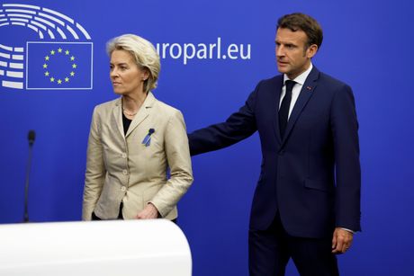 Ursula fon der Lajen, Emanuel Makron