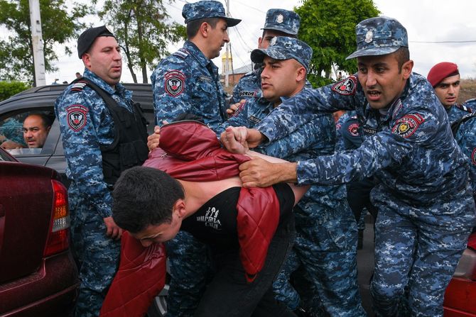 Jerevan Jermenija demonstracije protest demonstranti policija hapšenje premijer Nikola Pašinjan