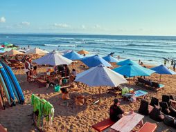 Canggu plaža Bali đubre na plaži