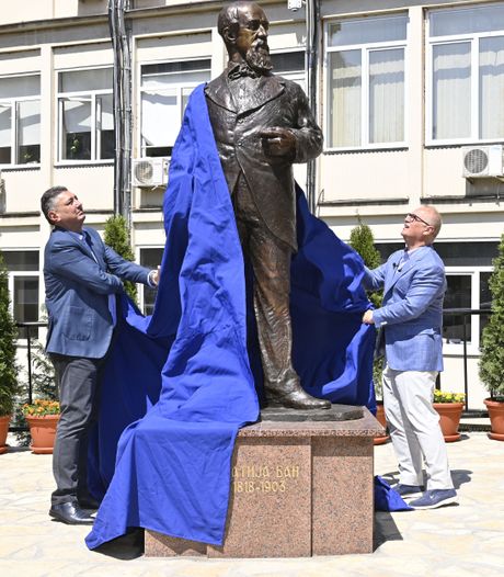 Goran Vesić, otkrivanje spomenika,