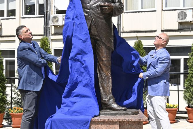 Goran Vesić, otkrivanje spomenika,