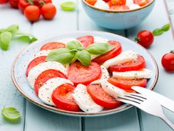 Kapreze salata, salata, paradajz, mocarela