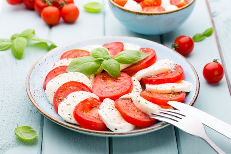 Kapreze salata, salata, paradajz, mocarela Kapreze salata, salata, paradajz, mocarela