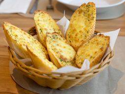 Hleb sa belim lukom, hleb