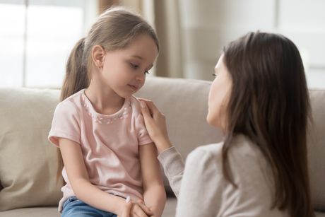 Mama, ćerka, dete, tužno dete, usamljenost Mama, ćerka, dete, tužno dete, usamljenost