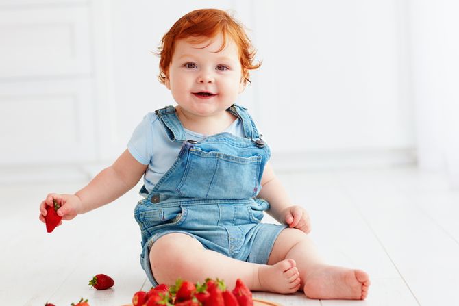 jagode, beba, dete, alergija na jagode, nutritivna alergija, nutritivne alergije, dečak jagode, beba, dete, alergija na jagode, nutritivna alergija, nutritivne alergije, dečak