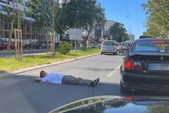 Nepoznati muškarac legao na bulevar i blokirao saobraćaj