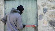 Građani sa Zvezdare u strahu: Kamere snimile muškarca koji krade po zgradi, javio se i komšinici