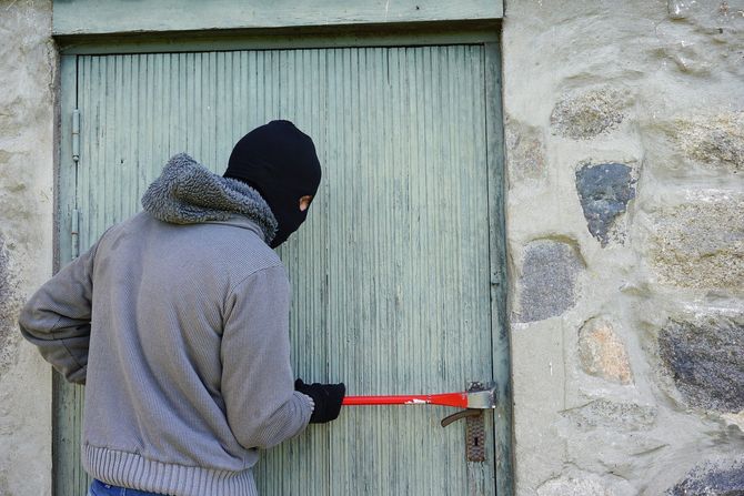 Provalnik lopov krađa provala Provalnik lopov krađa provala
