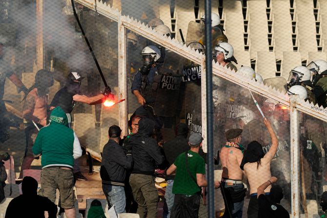 FK Panatinaikos - FK PAOK navijači policija