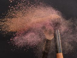 rumenilo, šminka, šminkanje, četkice