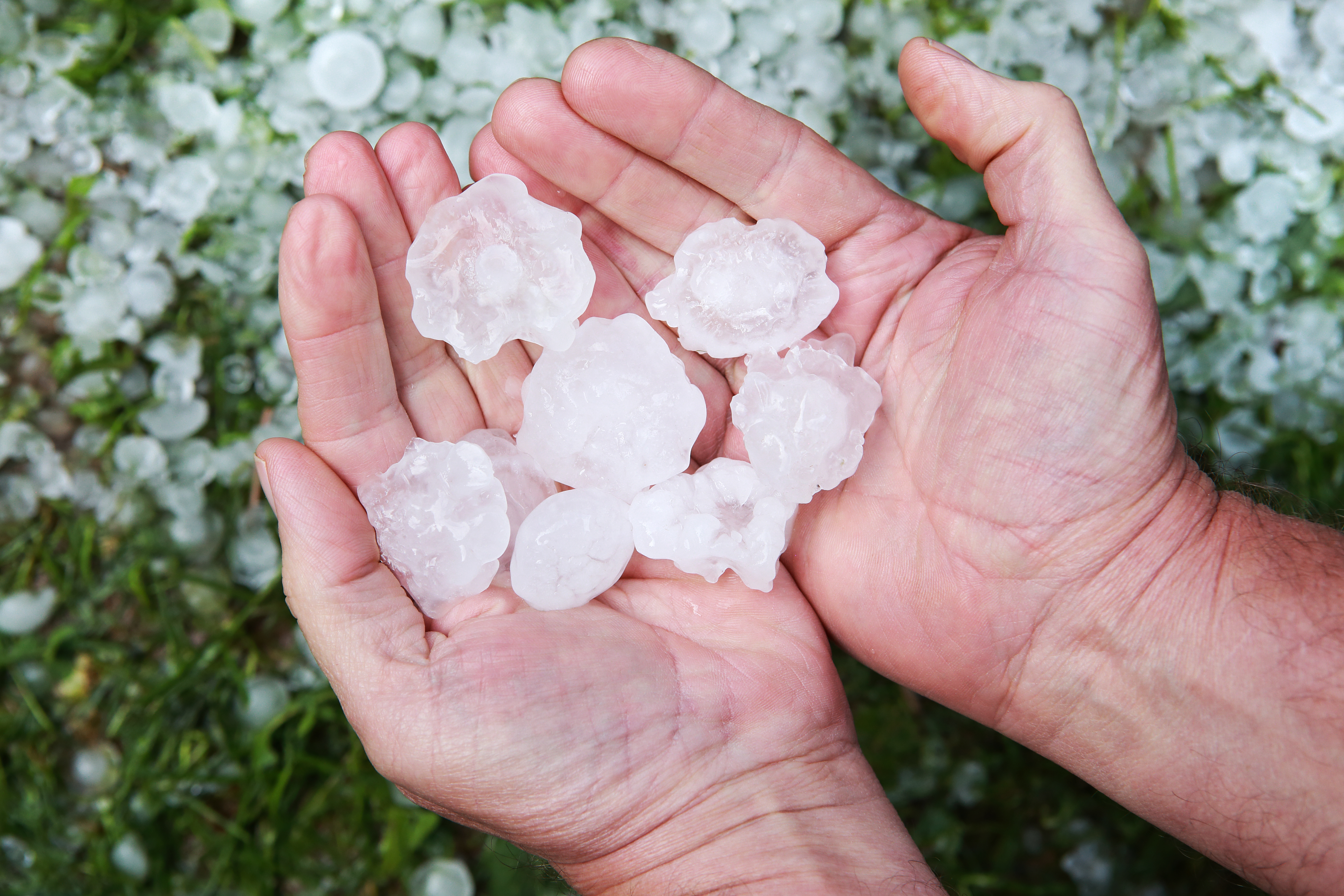 Snažna oluja pogodila Zagreb, temperatura pala za 10 stepeni: Sloveniju zadesilo nevreme sa gradom