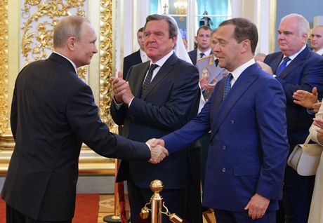 Putin,  Dmitry Dmitri Medvedev, Gerhard Schroeder, Šreder