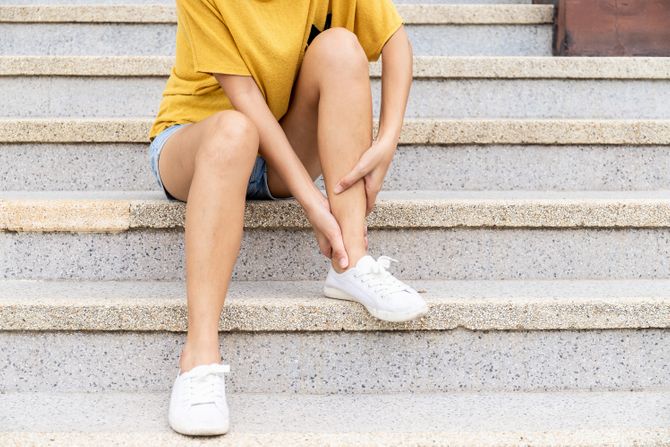 Žena povređen zglob noga Žena povređen zglob noga