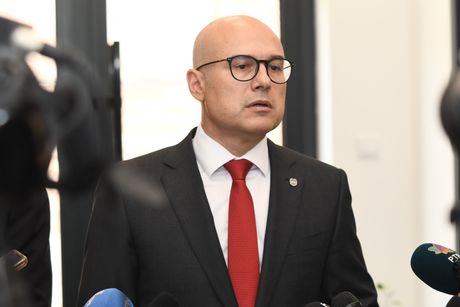 Miloš Vučević, Kristofer Hil Miloš Vučević, Kristofer Hil