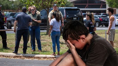 Teksas Uvalde škola pucnjava dečak plače