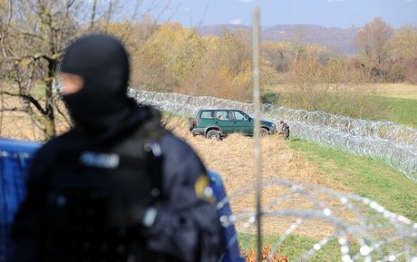 Mađarska policija migranti
