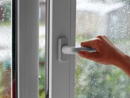 Prozor, kiša, oluja