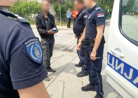 Čačak, muškarac krao patike po kućama Čačak, muškarac krao patike po kućama