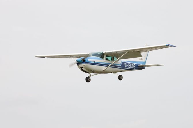 Avion Cessna FR182 Skylane RG 11 G-EKOS