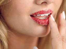 Usne, devojka, nega usana, piling