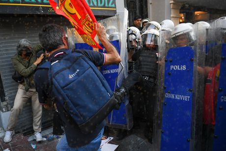 Turska Istanbul protest demonstranti policija sukob