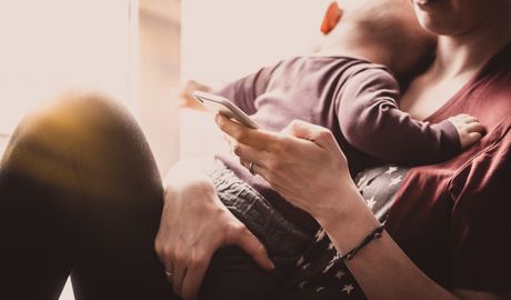 Mama, beba, dete, telefon, poruka Mama, beba, dete, telefon, poruka