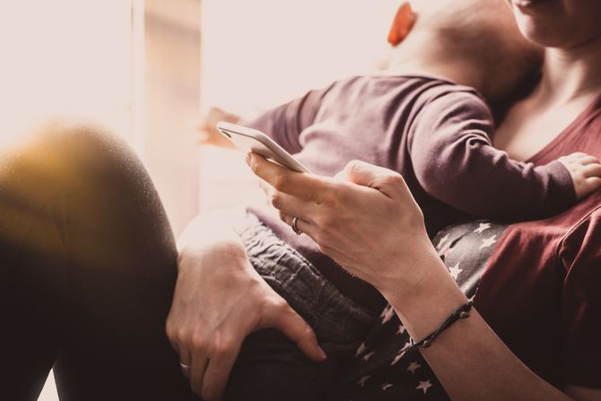 Mama, beba, dete, telefon, poruka Mama, beba, dete, telefon, poruka