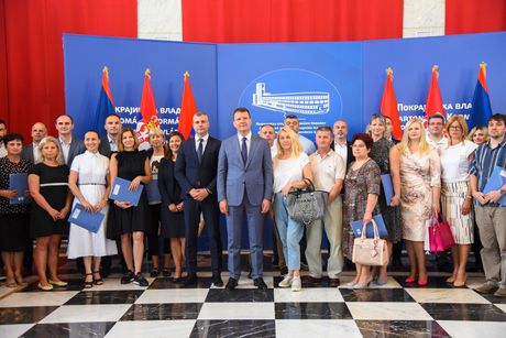 Igor Mirović, Predsednik Pokrajinske vlade, uručio je danas ugovore predstavnicima lokalnih samouprava, škola i sportskih centara za finansiranje 38 projekata,