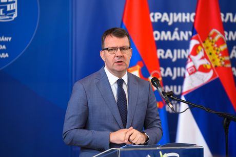 Igor Mirović, Predsednik Pokrajinske vlade, uručio je danas ugovore predstavnicima lokalnih samouprava, škola i sportskih centara za finansiranje 38 projekata,