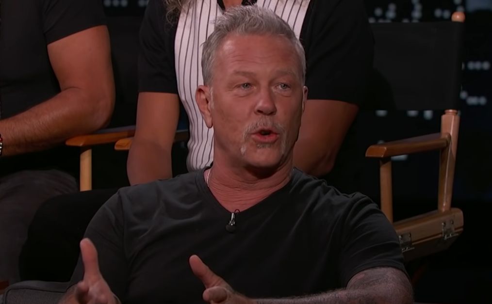 Legendarni frontmen Metalike (62) ZAPROSIO DEVOJKU: Retko ko bi imao hrabrost da to uradi NA OVOM MESTU