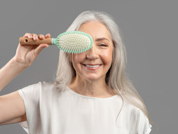 nega kose; starija žena; cetka za kosu