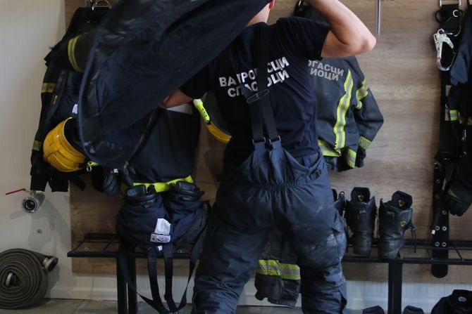 Vatrogasac, Vatrogasci, Nova vatrogasna stanica, Novi Beograd Vatrogasac, Vatrogasci, Nova vatrogasna stanica, Novi Beograd