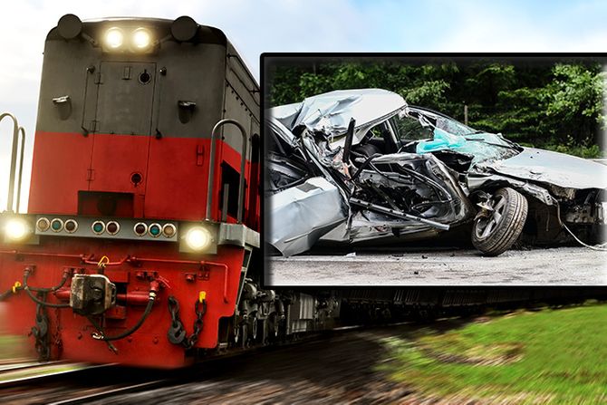 Voz automobil udes sudar nesreća Voz automobil udes sudar nesreća