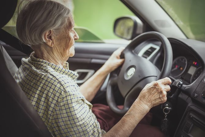 stara žena baka baba vozi automobil vozač dozvola vozačka