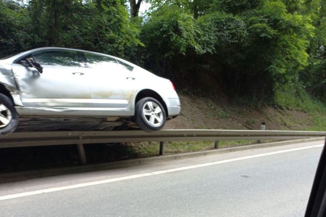 automobil, bamkina, saobraćajna nezgoda,