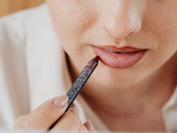 Olovka za usta, šminka