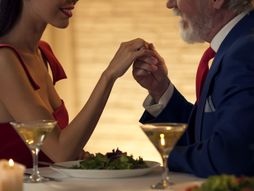 Ljubavni par, stariji čovek, sastanak, dejt