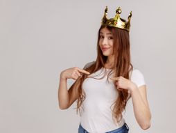 Devojka, kruna, egoista, egoizam, ego