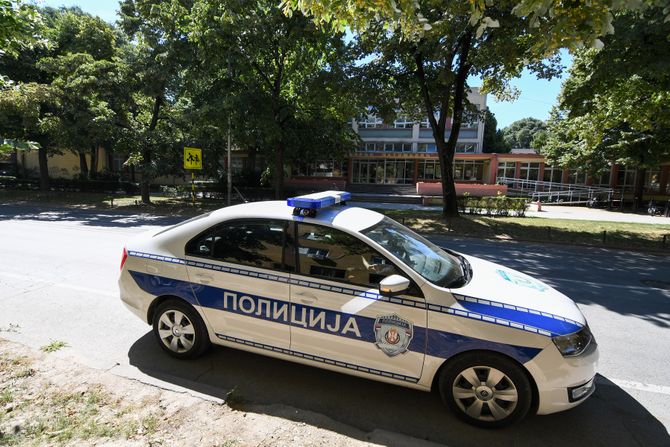 Novi SAD BOMBA SKOLA, policija, policajci, policijski automobil