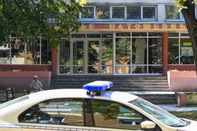 Novi SAD BOMBA SKOLA, policija, policajci, policijski automobil