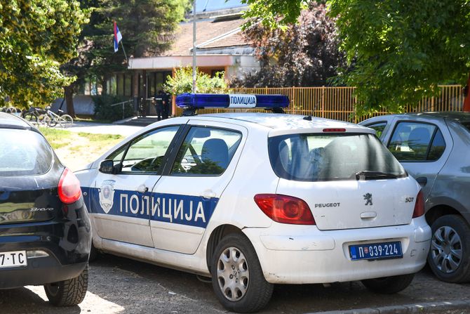 Novi SAD BOMBA SKOLA, policija, policajci, policijski automobil