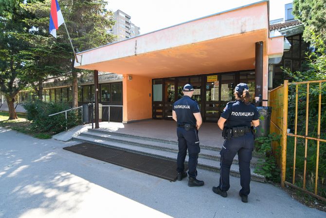 Novi SAD BOMBA SKOLA, policija, policajci,