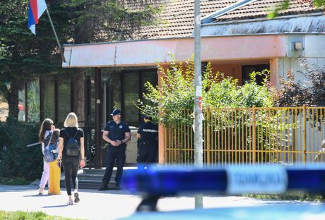 Novi SAD BOMBA SKOLA, policija, policajci, policijski automobil