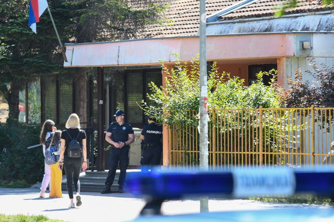 Novi SAD BOMBA SKOLA, policija, policajci, policijski automobil