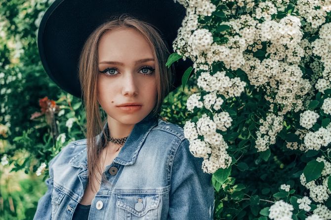 Devojka, šešir, cveće, teksas jakna, čoker, mladež Devojka, šešir, cveće, teksas jakna, čoker, mladež