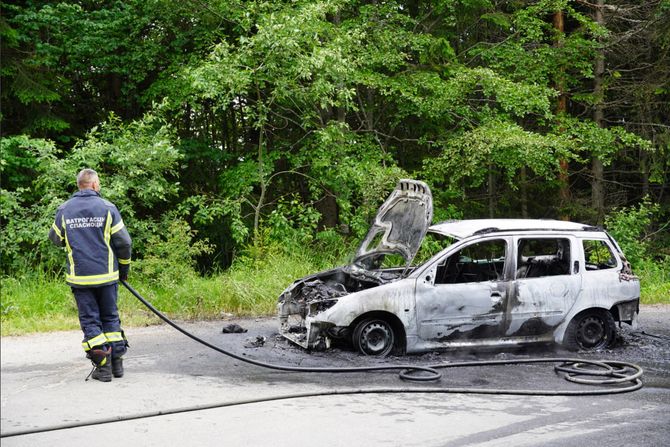 Na Kopaoniku potpuno izgoreo automobil